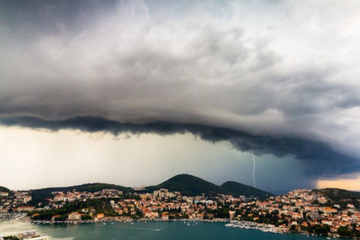 Nevrijeme u Dubrovniku rušilo stabla, krovove i prevrtalo plovila